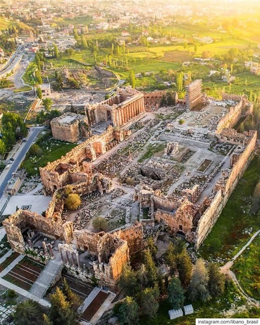 🇱🇧🇧🇷 As majestosas ruínas romanas de Baalbeck de um jeito como você... (Baalbek, Lebanon)