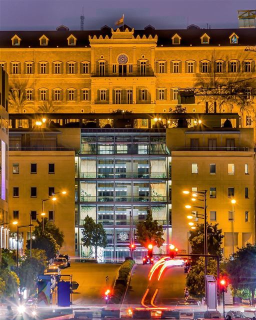 As noites têm um encanto especial em Beirute, não acham? Ótima foto do @nas (Grand Serail)