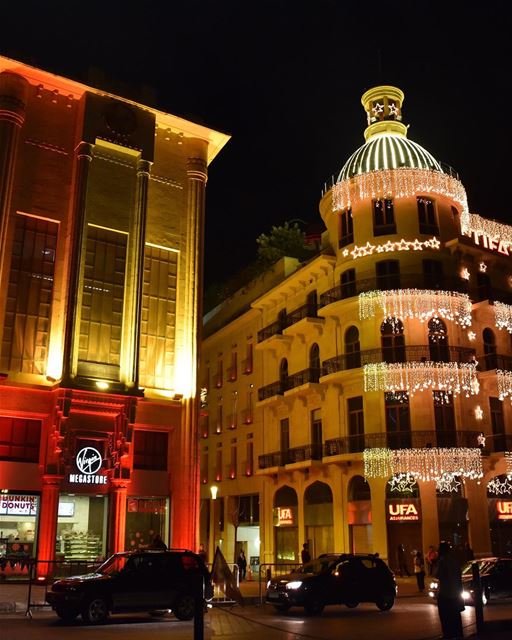 As noites têm um encanto especial em Beirute, não acham? 🇱🇧 Nights have... (Martyrs' Square, Beirut)