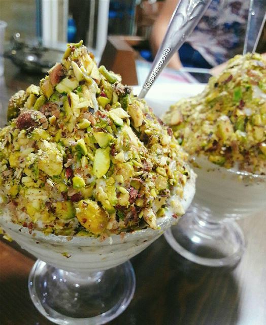 Ashta bfisto2 !! Fresh cream with pistachio on top 😍 The best... (بوظة البلحة)