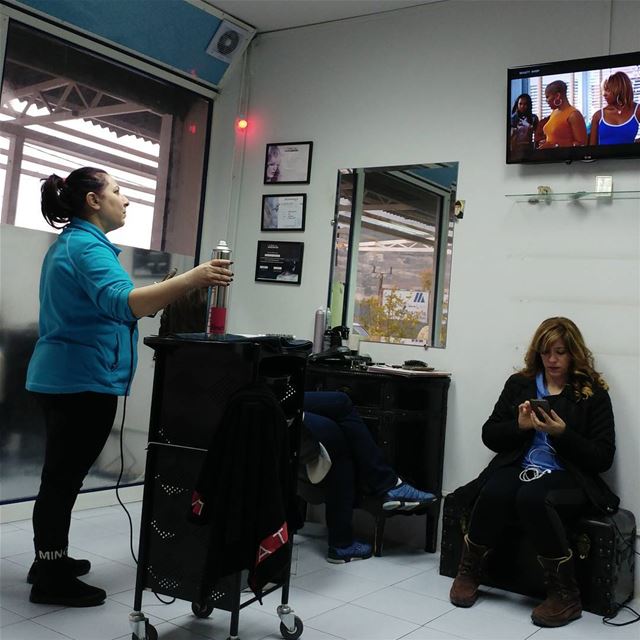 At the beauty shop, watching American movies while doing hair. بالسالون ... (Dayr Al Qamar, Mont-Liban, Lebanon)