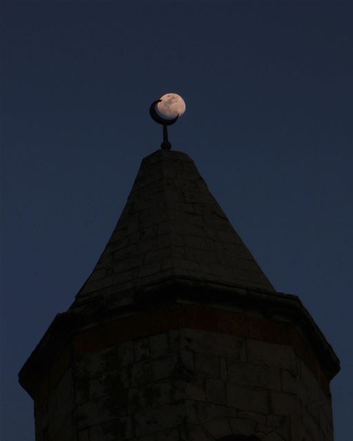 At the right time.... mosque halfmoon night photography photographer... (Der L Amar)