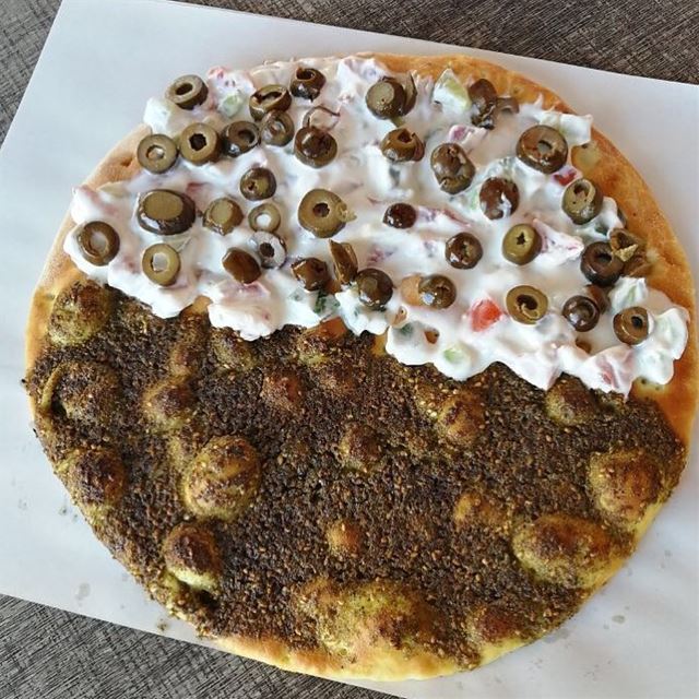 Atyabterwee2a zaatar w labne bl khalta terwee2a lebnaniyi  khafifi w taybi... (Rashet somsom - رشة سمسم)