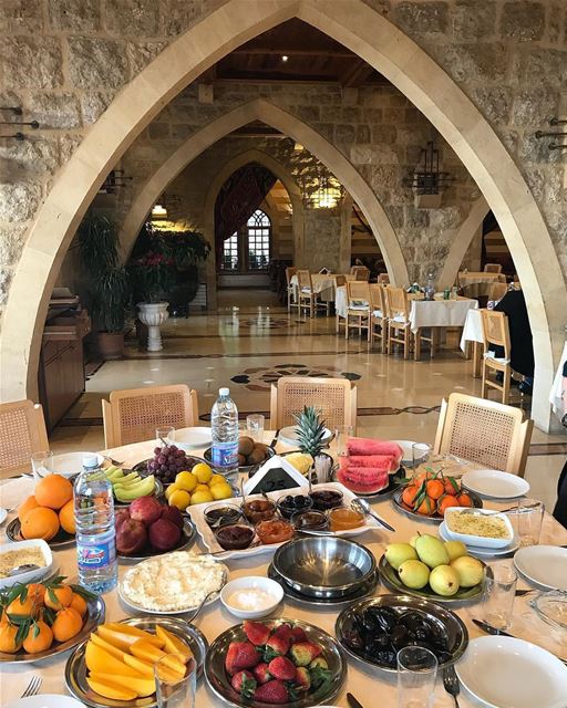Autêntica mesa libanesa, repleta de frutas após delicioso almoço em... (Fakhreddine Restaurant-broumana)