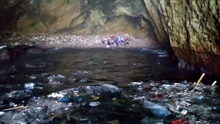  balaplastic cave clean up with the @lebanesescouts Lebanon has landfilled... (Raouché Arjaan)