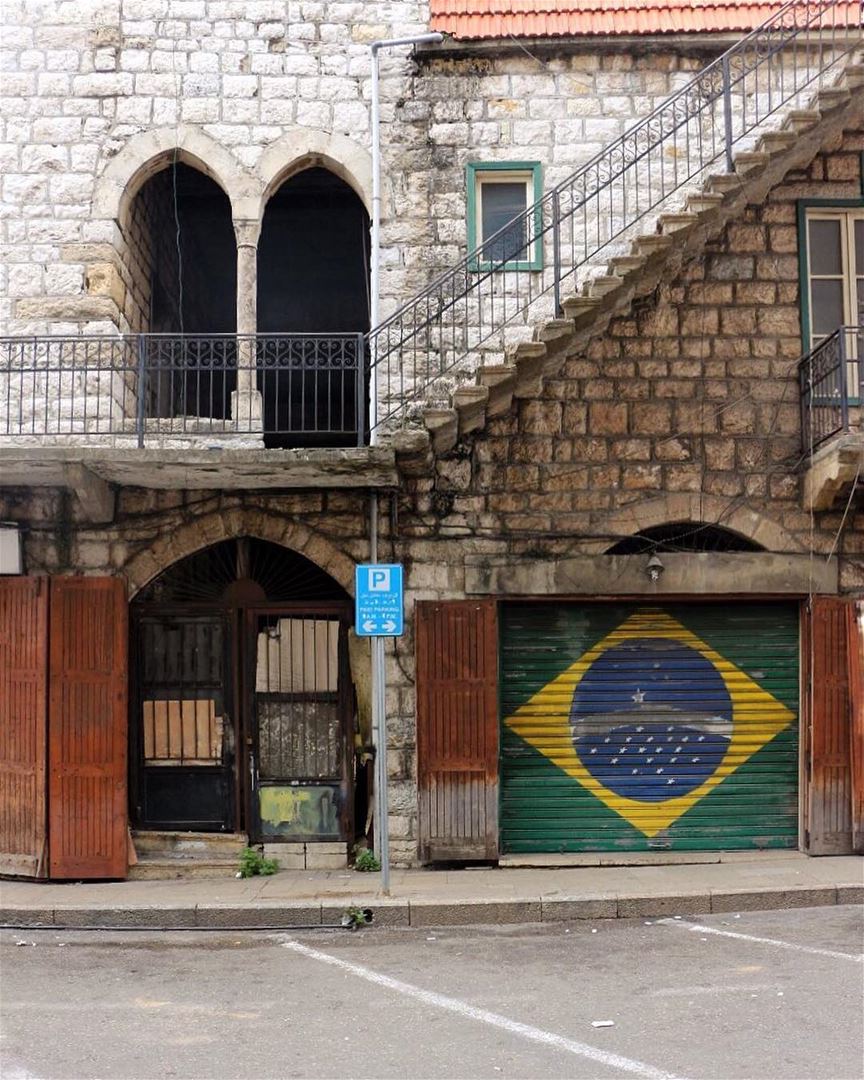 Bandeira brasileira na fachada de um antigo bazar na cidade de Aley. A... (Aley)