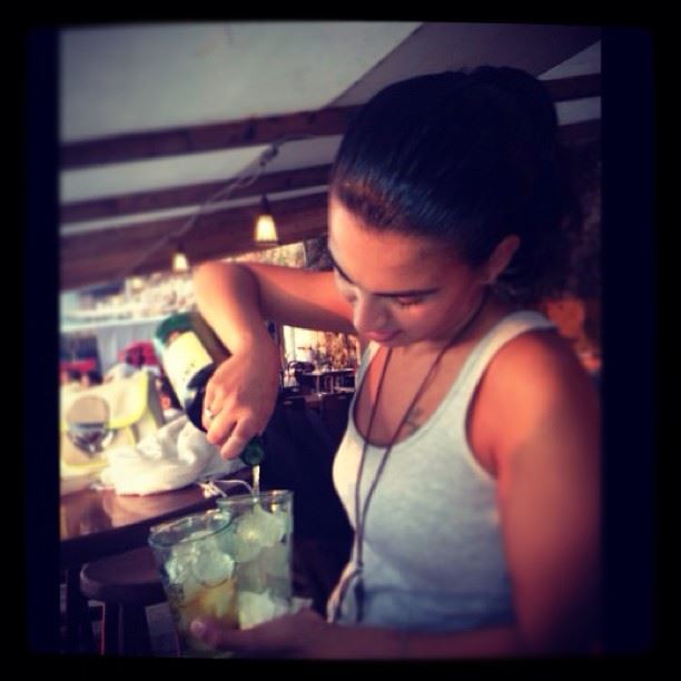  bar barmaid miss it three glasses one hand speed Jameson whiskey  1l...