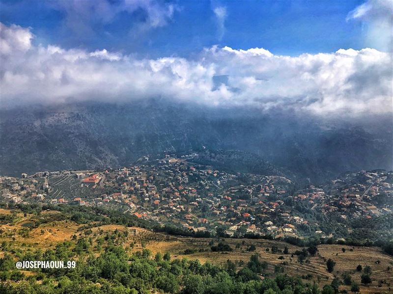 BASKINTA from above 🏘☁️  VRLWanderWednesday  myshot  Baskinta (بسكنتا‎)... (Qanat Bakish, Mont-Liban, Lebanon)