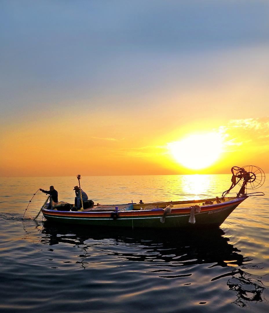  batroun  sunset  fisherman  fishers  fishing  sailor  boat  mediterranean... (Batroûn)