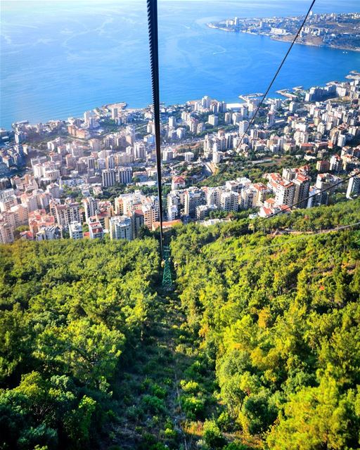 Baía de Jounieh vista a partir do teleférico de Harissa, fotografada por... (Jounieh Bay)