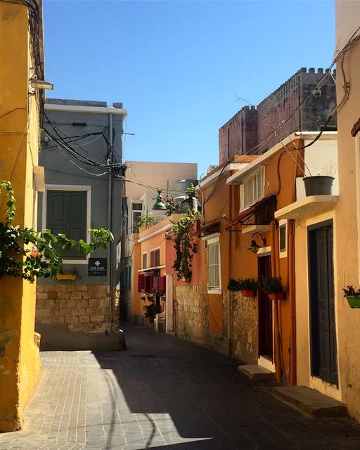 Beautiful alleyways 🌺  a7labaladbil3alam  photo  love  photograph ... (Soûr, Al Janub, Lebanon)