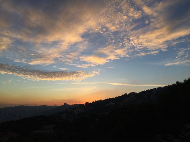 Beautiful sunsets need cloudy skies❤️🧡💛 a7labaladbil3alam 🇱🇧.......