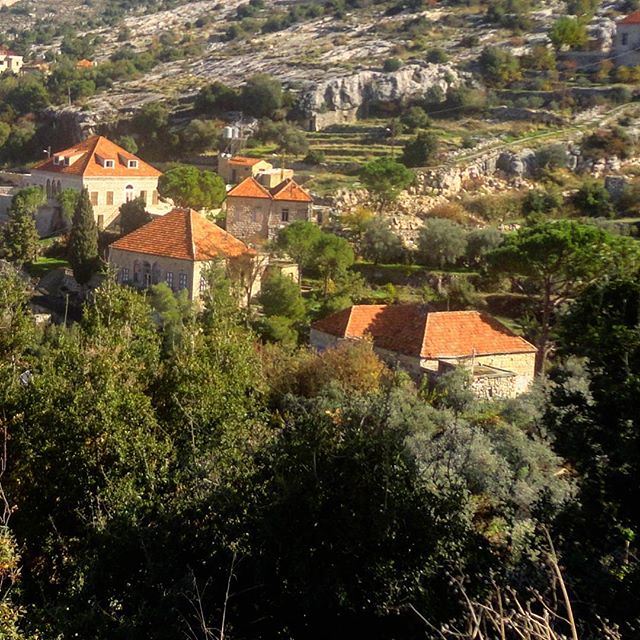 beautifulvillage oldlebanonhouses oldlebanesearchitecture oldstructure oldstonehouse redbrick beautifunature (Hardine, Lebanon)