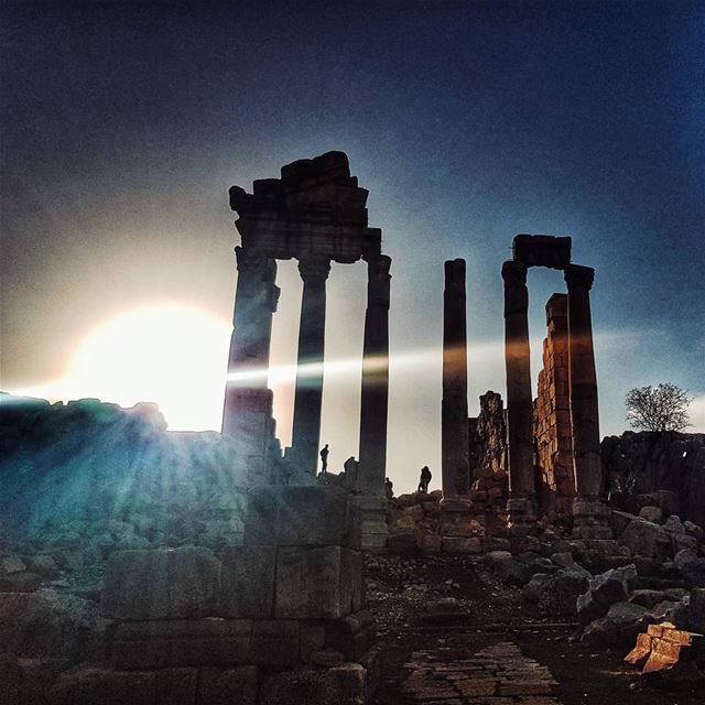 Because the  sun can always find a way to shine 🌓 octobervibes  faqra.... (Ruins Faqra Kfardebian)