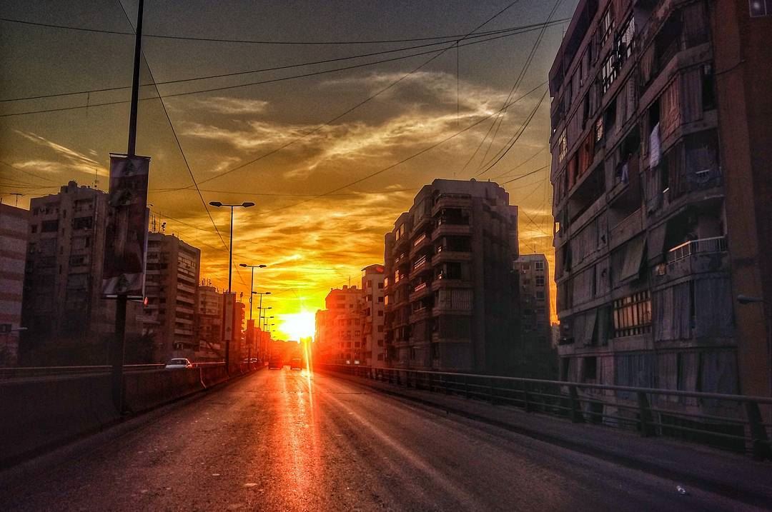  beirut  beirutcity  lebanon  beirutstreets  beirutbuildings  sunset  dusk... (Beirut, Lebanon)