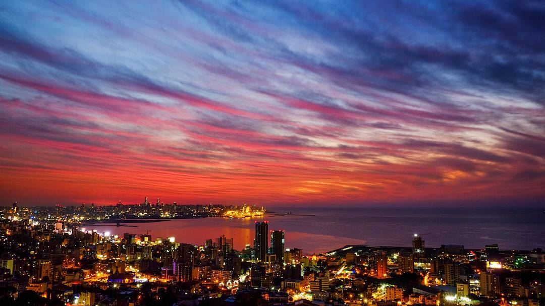 Beirut fiery skies🔥🔥🔥.. beirut  livelovelebanon  livelovebeirut ... (Beirut, Lebanon)