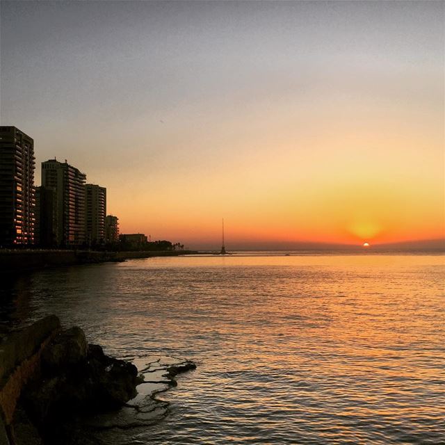  beirut  july  sunset  sea  ainmrayseh  livelovebeirut  livelovelebanon ... (Ain El Mreisse, Beyrouth, Lebanon)