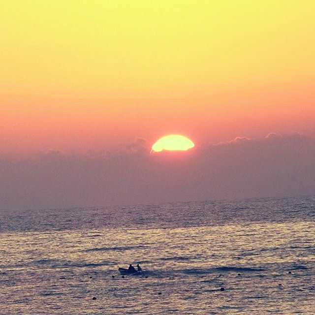  Beirut sea🌊 boat  sunset  sundown   livelovelebanon  lebanon_pictures ... (عين المريسة)