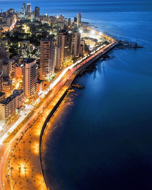 Beirute à noite, a melhor vista para a avenida Corniche, uma das mais... (Beirut, Lebanon)