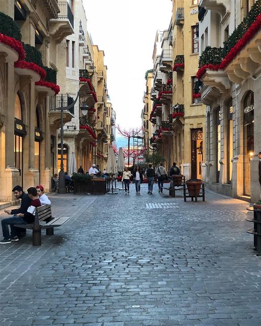 Beirute começa a se vestir com as decorações natalinas; Boutiques da Prada, (Downtown Beirut)