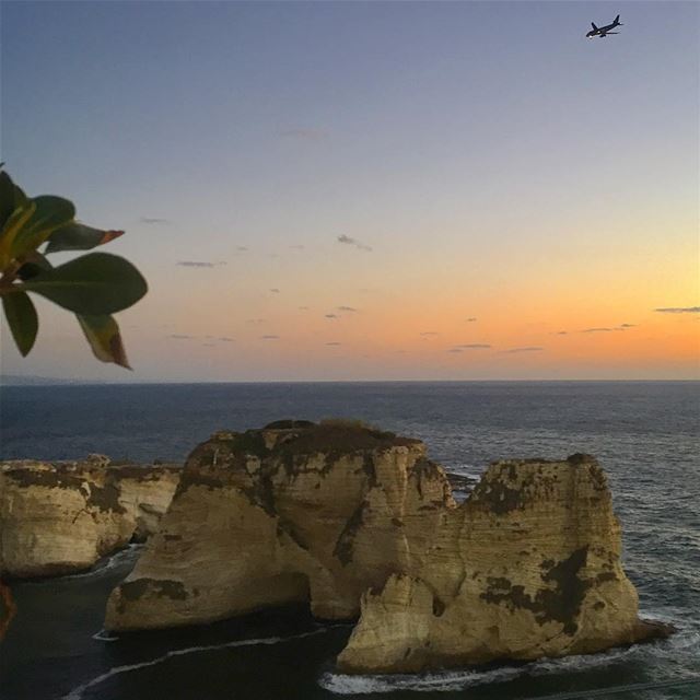 Beirute se debruça na tarde mediterrânica  beirute  lebanon  libano ... (Al Falamanki Raouche)