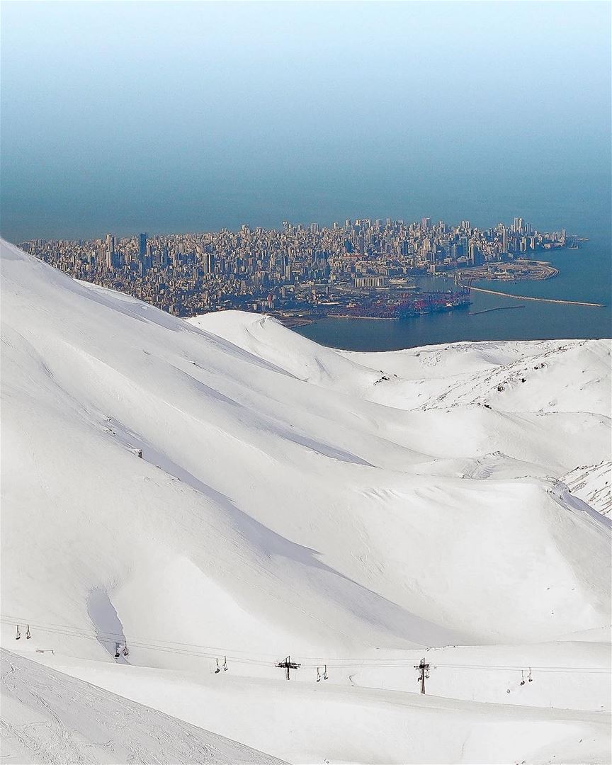 Beirute vista das pistas. Só no Líbano você pode esquiar e nadar no mar... (Faraya, Mont-Liban, Lebanon)