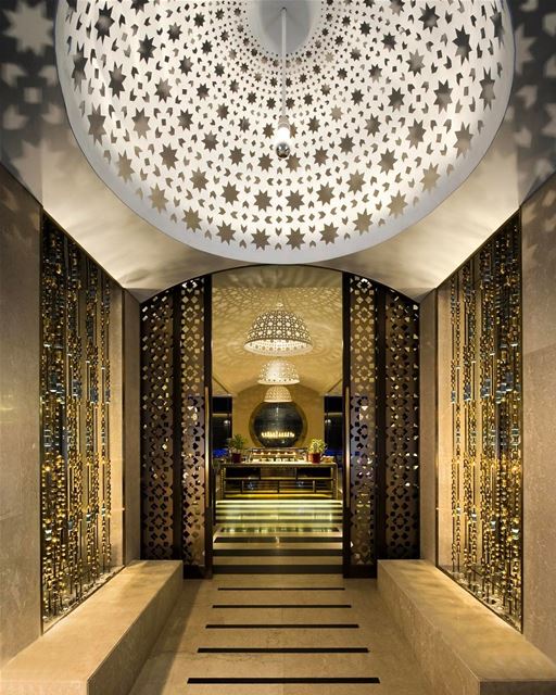 Beleza de encher os olhos com esta entrada do restaurante Mosaic no hotel... (Phoenicia Hotel)