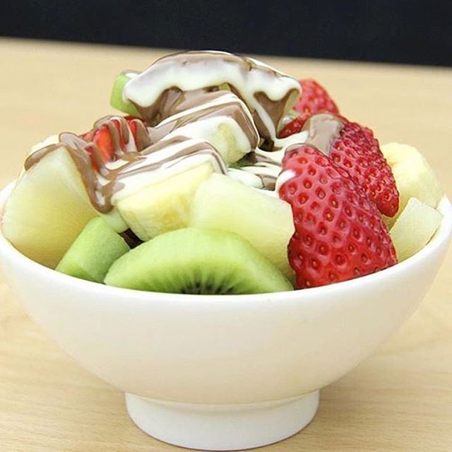 Best snack!!!! A fresh fruit with some chocolate sauce on the top @crepicolb via @beirutfood  (Crepico Zalka)