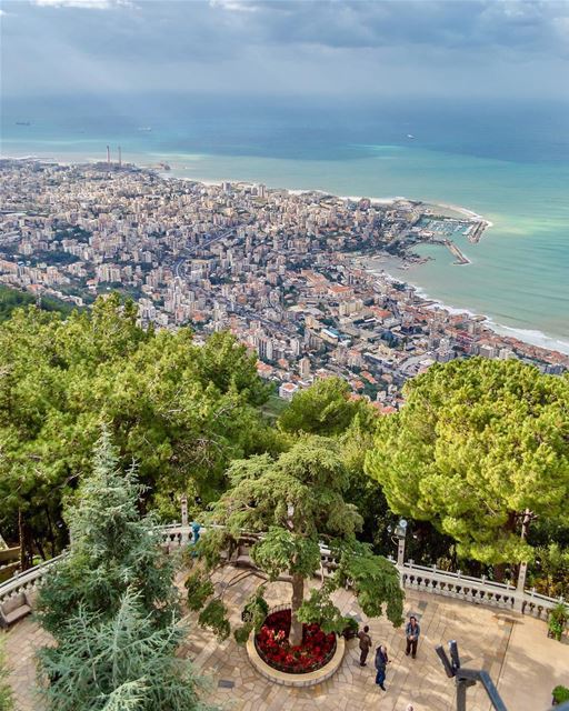 🇱🇧 Between Beirut and Byblos is the coastal town of Jounieh, which has a... (Joünié)