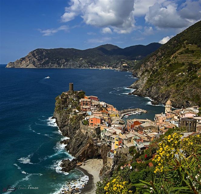 Between the sea and the sky ...  cinqueterre  italy  vernazza ... (Vernazza, Cinque Terre)