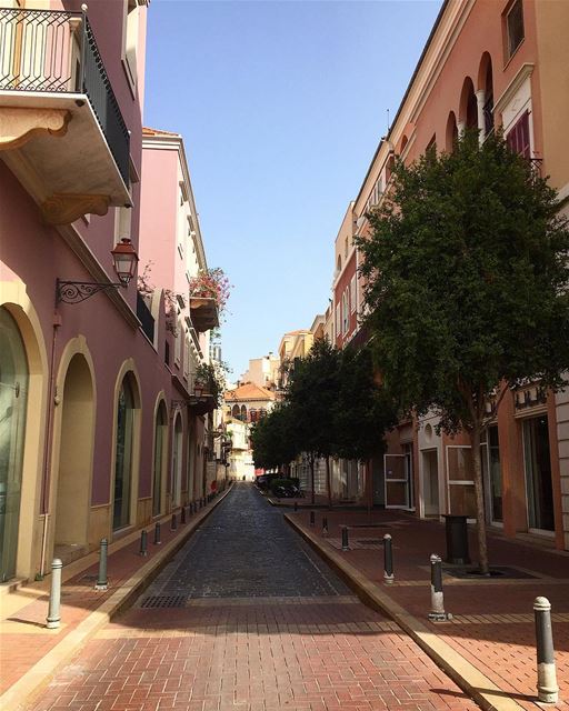 Beyrouth en Rose 🌸——————————— beirut  beirutcity  saifivillage ... (El Saifi, Beyrouth, Lebanon)