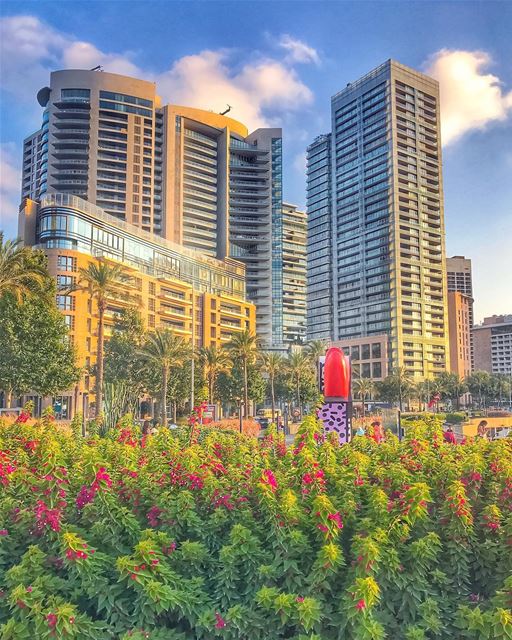 Beyrouth ici et partout, D'emblée on prend gôut.Coiffée de soleil et d'éc (Beirut, Lebanon)