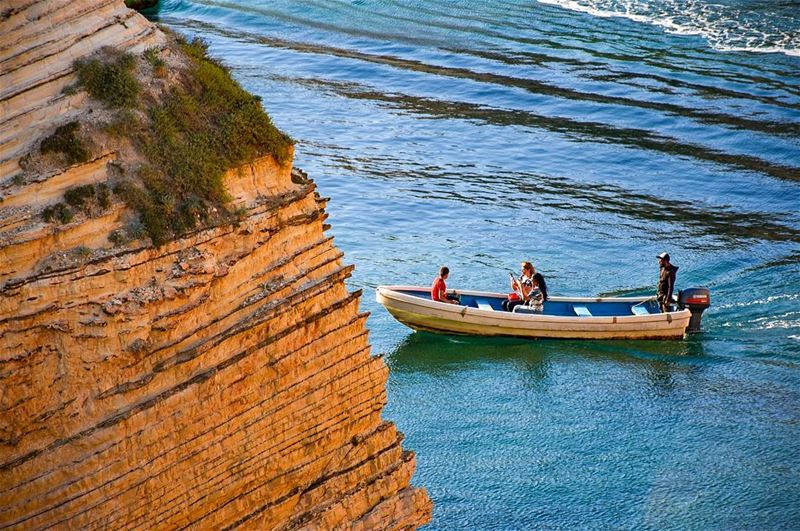 Beyrouth, la vieille féerie du Liban..-📍Pigeon Rock, Raouche, Beirut,... (Beirut, Lebanon)