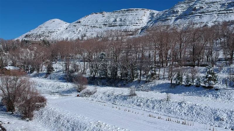  birdview dronestagram takenfrommydrone snow winter whitecover dji... (Ehmej, Mont-Liban, Lebanon)