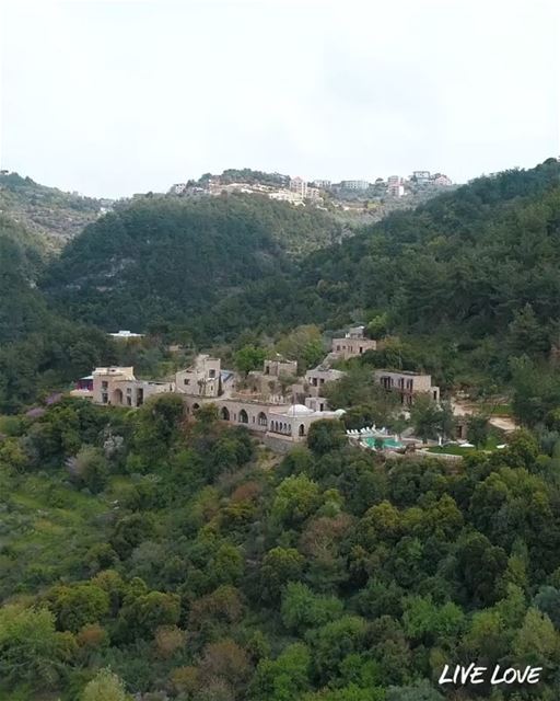 @Bkerzay é uma vila artificial e eco-friendly nas montanhas Chouf, Monte Lí (Bkerzay)
