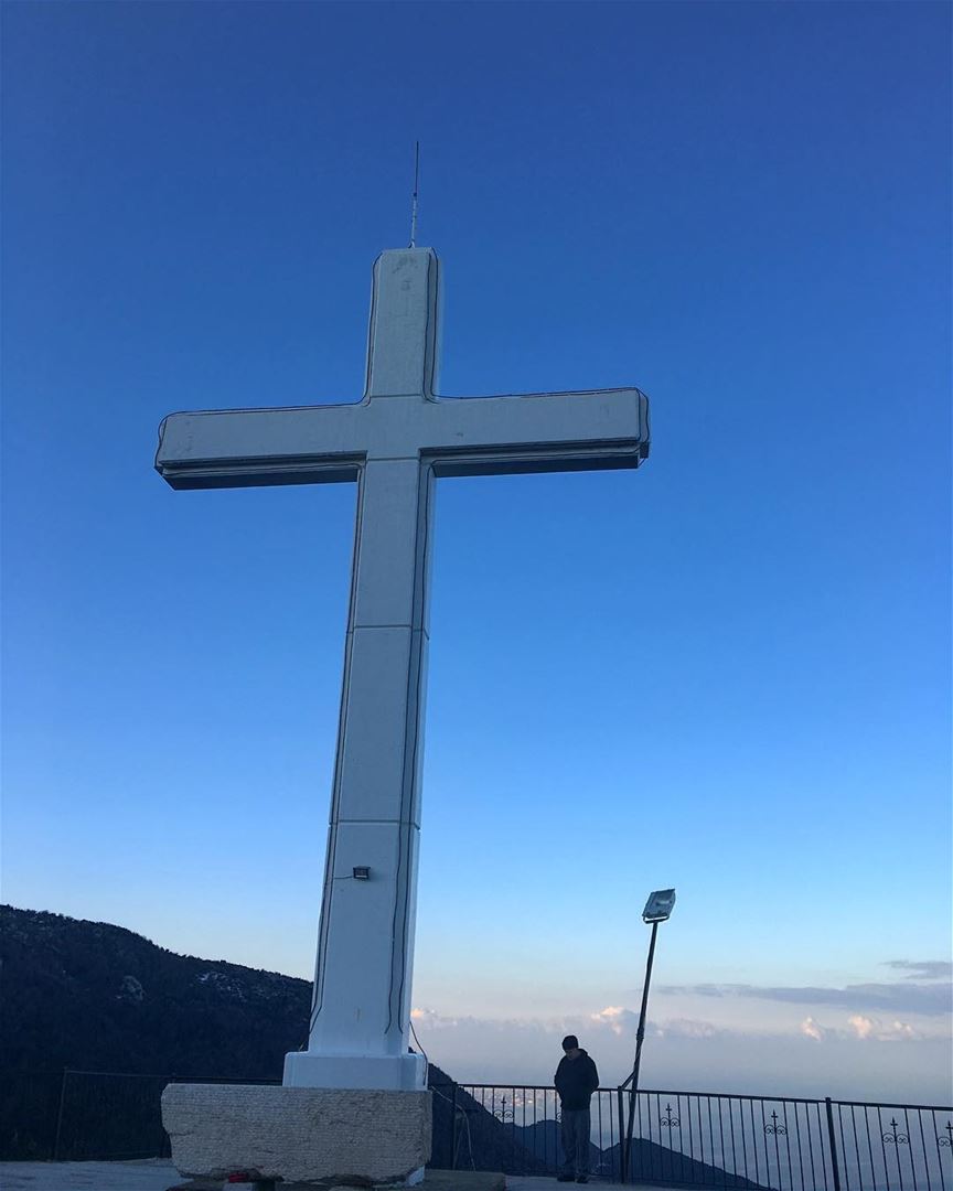 Blessed morning everyone 🙏🏼  morning  sunday  cross  mountains ... (Hiyâta, Mont-Liban, Lebanon)