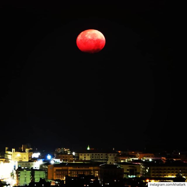  bloodmoon setting over  beirut ig_lebanon  amazinglebanon ... (Lebanon)