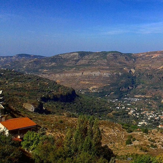 bluesky mountainsoflebanon redbrick lebanonhouses lebanesarchitecture (Mrayjet El Shouf)