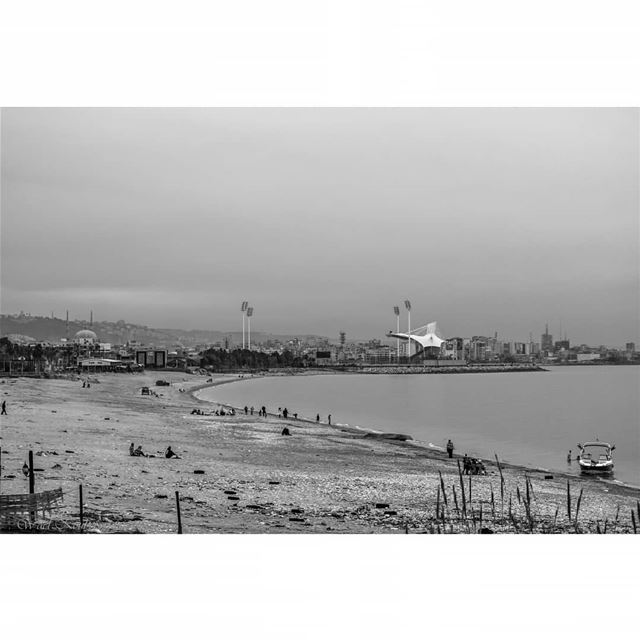  bnw  blackandwhite  beach  saida  horizon  view  sea  people ... (Saïda, Al Janub, Lebanon)