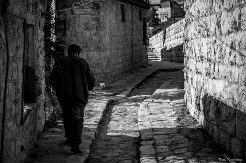  bnw  man  walking  alley  blackandwhite  blackandwhite  street ... (Deïr El Qamar, Mont-Liban, Lebanon)