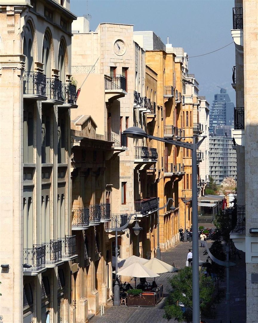 Bom dia com esta bela foto do charmoso centro de Beirute. A Paris do... (Downtown Beirut)