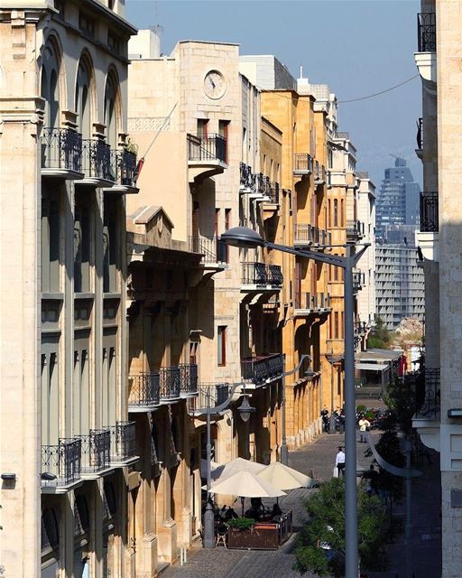 Bom dia com esta bela foto do charmoso centro de Beirute. A Paris do... (Downtown Beirut)