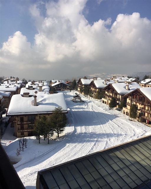 Bom dia com esta linda foto dos chalés de Faraya-Mzaar tirada no último... (InterContinental Mzaar Lebanon Mountain Resort & Spa)