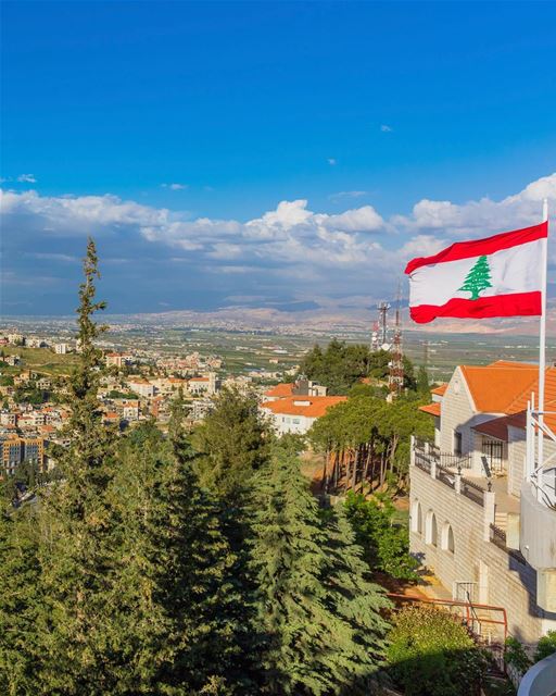Bom dia direto de Zahle! No alto de uma colina, ergue-se o orgulho bordado... (Zahlé, Lebanon)