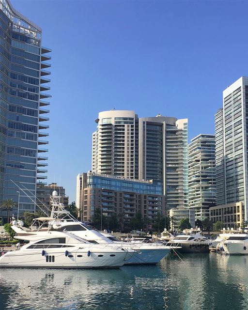 Bom dia! Tenham todos um ótimo fim de semana com esta foto da marina de... (Zaitunay Bay)