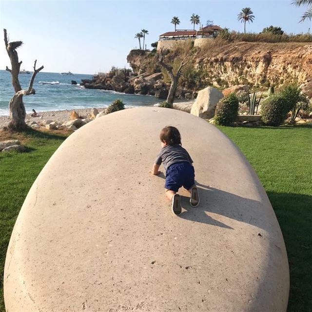  boy  babyboy  byblos  lebanon  sea  rock  climbing  crawling  instapic ... (Byblos, Lebanon)