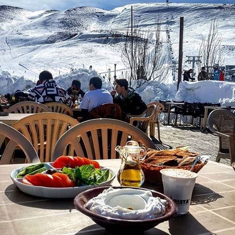 Breakfast in the snow ☀️⛄️ Beautiful weather today! ☀️☀️☀️ Credits to @marounabounader  (Mzaar Kfardebian Ski Resort.)