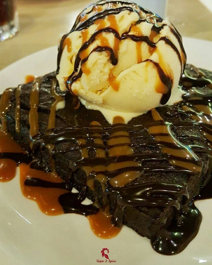 Brownie and ice cream, always a good combination❗------------------------- (Lord of the Wings)