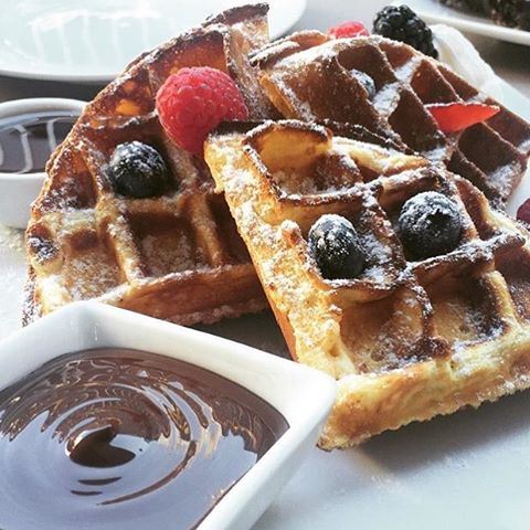 Brunch at @thebeazbee😍🍴 Credits to @spoontomouth ❤️❤️❤️ Waffles Nutella Brunch Lebanon LebanonEats Beirut Lebanese LebaneseFood Food Foodie InstaFood InstaGood FoodPorn FoodComa FoodGasm Yummy Lunch Dinner Dessert Breakfast (The Beazbee)