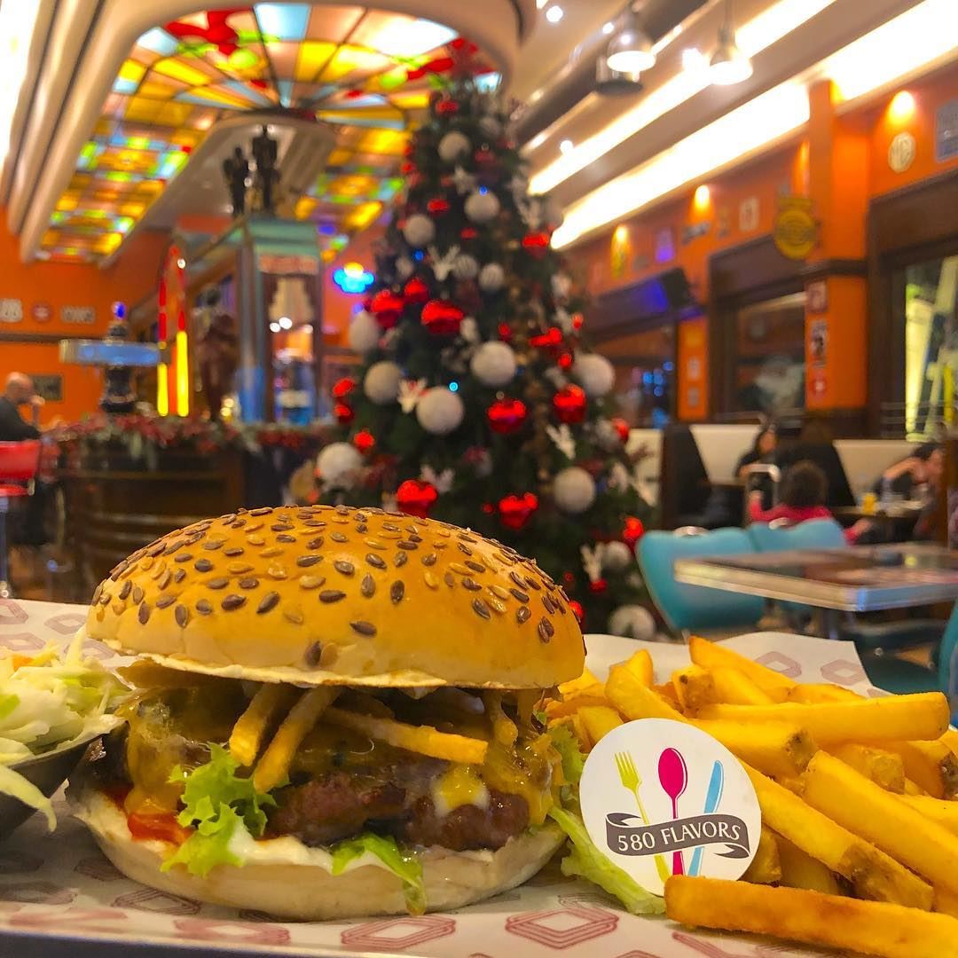 Burger and Christmas tree🎄🍔 perfect duo😋😍 @roadsterdiner  jaleldib ... (Roadster Diner)